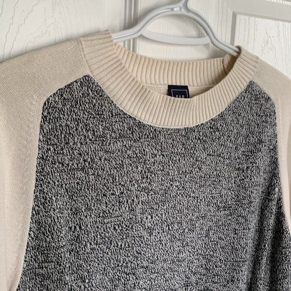 Women’s Gap 100% Cotton Gray and Cream Sweater - Picture 3 of 7